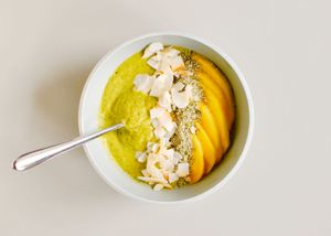 Mango and zucchini smoothie bowl